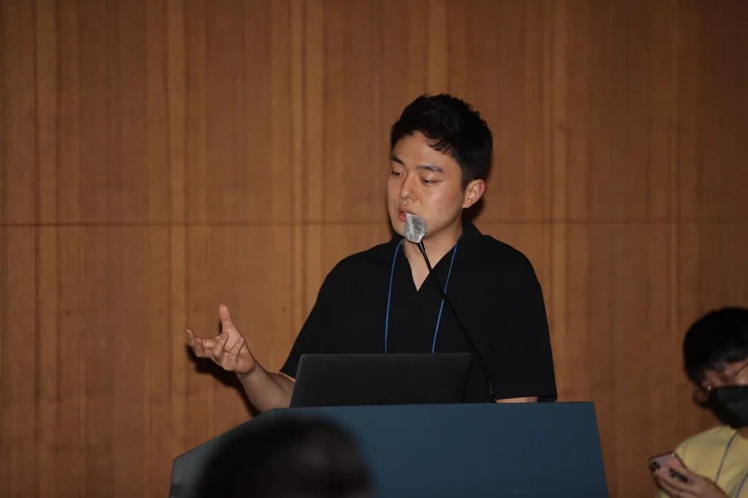 Speaking at the DAO.CON Korea podium